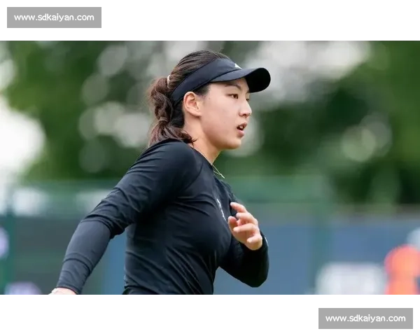 郑钦文三连胜横扫世界第一！王欣瑜草地爆发，中国德比悬念升级