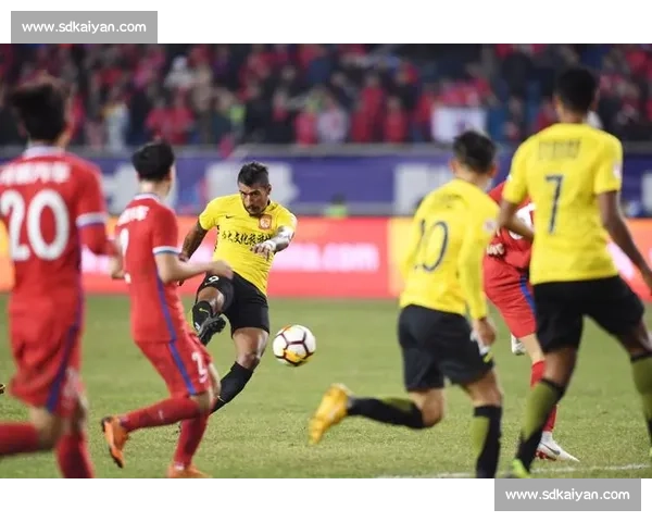 广州恒大迎战重庆斯威,激战中超赛场双方誓夺胜利展示实力 广州恒大迎战重庆斯威,激战中超赛场双方誓夺胜利展示实力